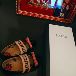 Gucci size 9 toddler ballet flat with Gucci stripe worn twice.